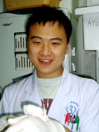 Dr. Chunzhang Yang in the lab.